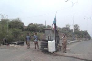 عنصر حوثي يحاول طعن أحد أفراد نقطة أمنية في الضالع