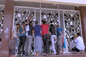 مودعون يشكون عجز بنك اليمن الدولي عن إعادة أموالهم ويطالبون بتدخل حكومي عاجل