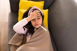 5 أسباب شائعة للإسهال والحمى عند الأطفال.. وهذه العلامات تستدعي زيارة الطبيب فوراً