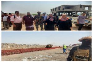 نيابة صناعة وتجارة عدن تتلف 15520 علبة  معجون طماطم ظهر عليها الانتفاخ والتلف