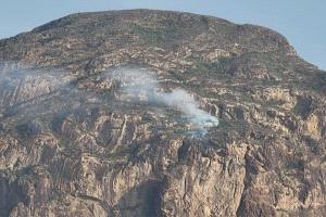 صواعق رعدية تشعل النيران في جبل مسمان بالضالع