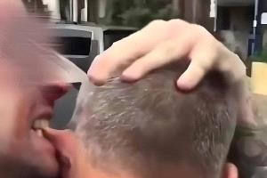 مهاجر سوري يعتدي على سائح إسرائيلي ويمزق أذنه في اليونان