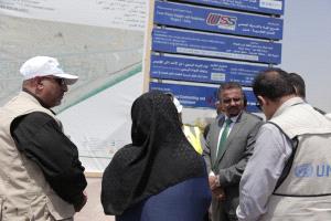 امين عام محلي حضرموت يدشن العمل في مشروع الصرف الصحي لمنطقة غرب الضيافة وحدتي "هاف مون - حمزة"