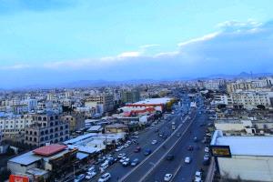 صورة من صنعاء الماطرة تجسّد الجمال رغم المعاناة "مليحة عاشقاها السلّ والجرب"