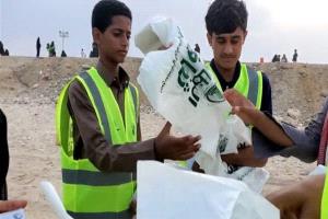"النظافة ثقافة".. حملة توعوية في شواطئ المكلا بموسم نجم البلدة