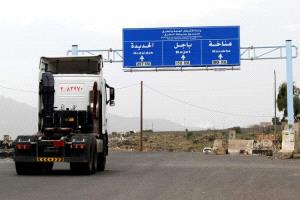 مواطن ينهي حياته تحت عجلات شاحنة بالحديدة