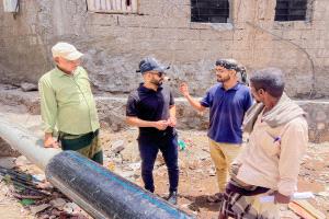 عدن.. مدير صيرة يوجه بإصلاح أنابيب الصرف الصحي في منطقة الخساف