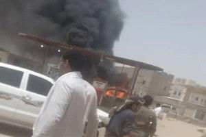 حريق يلتهم حافلة نقل ركاب في محطة وقود بمارب