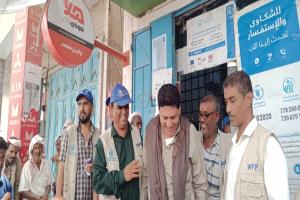 مدير عام الحوطة يدشن صرف التحويلات النقدية(البصمة) المقدمة من برنامج الغذاء العالمي