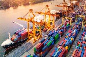 رغم الهجمات اليمنية.. الملاحة في باب المندب تسير بوتيرة طبيعية وتشهد ارتفاعاً في حركة العبور