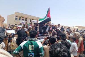 أهالي الحيسر بدوعن يتضامنون مع غزة ويهتفون ضد جرائم الاحتلال