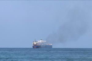 الجيش البريطاني: مغادرة اضطرارية لطاقم سفينة تعرضت لهجوم في البحر الأحمر