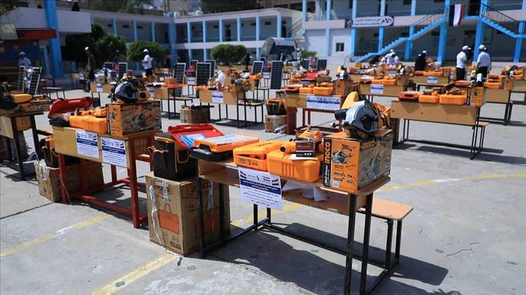 تعز .. تسليم مشاريع التمكين الاقتصادي لطلاب وطالبات معهد "احتراف" من أسر الشهداء والجرحى والأسرى