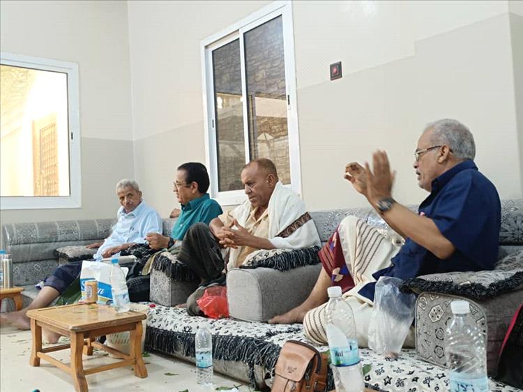 محافظ لحج يعزي المناضل أحمد عبدالله المجيدي بوفاة شقيقته
