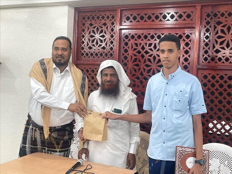 رجل البر والإحسان الشيخ الفاضل محمد العمقي يكرم ابنهم الحافظ سالم عوض العمقي لختمه كتاب الله عزوجل