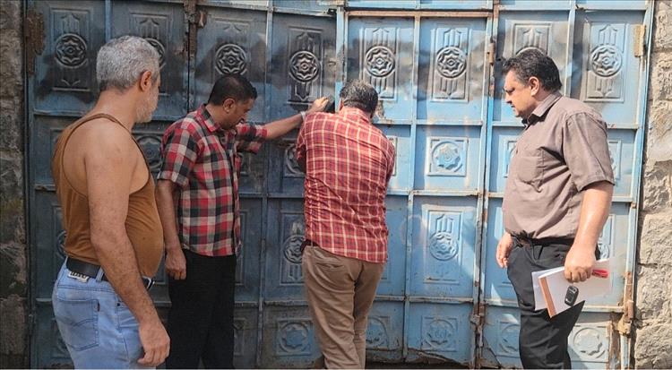 لعدم إلتزامه بعمل ليبلات تعريفية للعبوات وإنتهاء الفحص المختبري للمياه..إغلاق أحد معامل المياه المخالفة في مديرية المنصورة بعدن