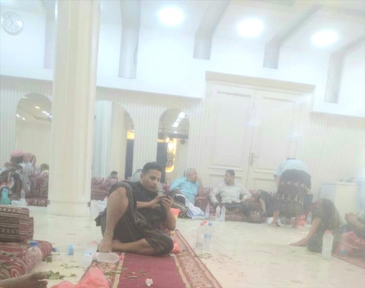 لليوم الثاني.. توافد المعزون لتقديم واجب العزاء لنائب مدير عام مكتب التعليم الفني مراد هادي بوفاة والده