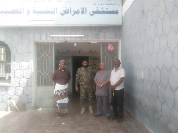مدير عام مستشفى الأمراض النفسية ونائبه يقومان بزيارة عيدية لنزلاء المستشفى