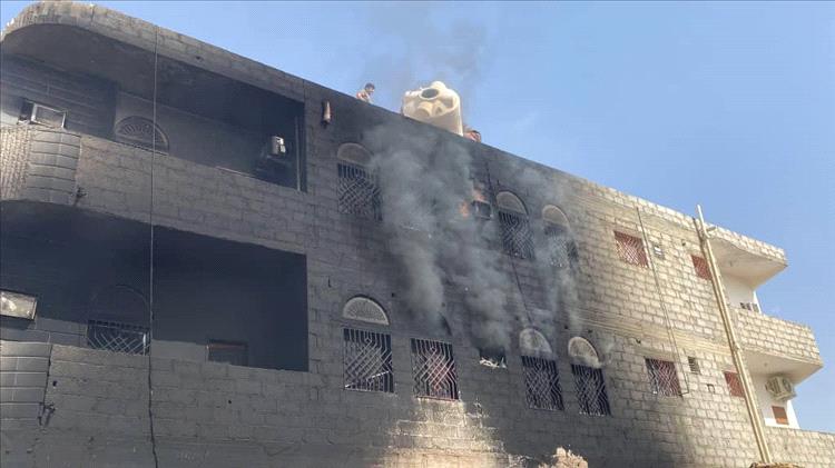 حريق يلتهم مبنى سكني بمدينة عتق و يخلف اضرار مادية