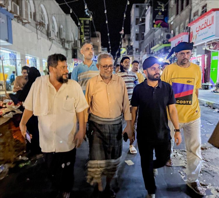 عدن.. حملة لإزالة المخلفات في صيرة استعدادًا لعيد الأضحى المبارك