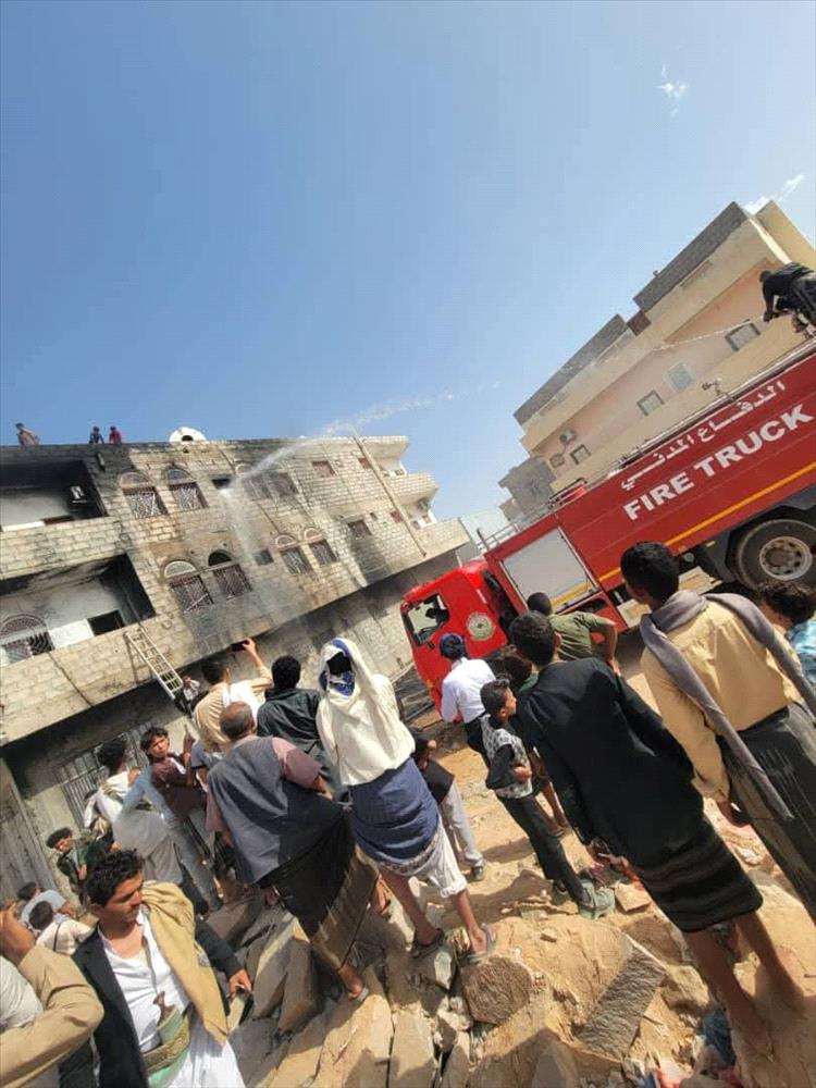 الدفاع المدني بشبوة ينجح في إخماد حريق بشقتين سكنية بمدينة عتق