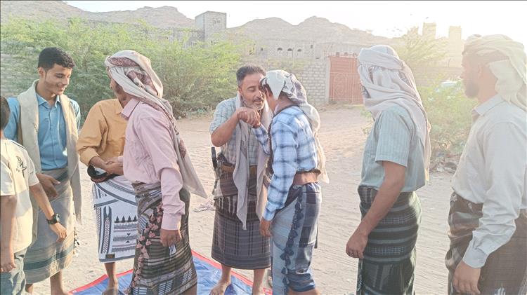 رئيس تنفيذية انتقالي أبين يؤدي صلاة عيد الأضحى المبارك مع جموع المصلين