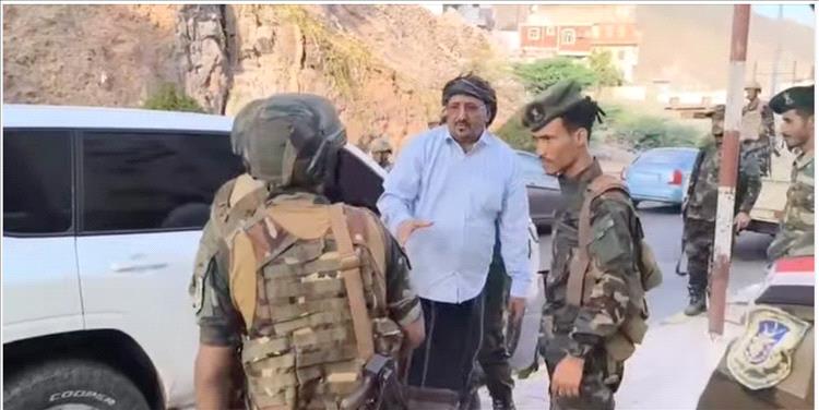 قائد ألوية الحماية الرئاسية للمجلس الانتقالي يتفقد المواقع العسكرية في عدن خلال أول أيام عيد الأضحى