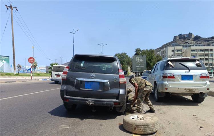 جنود من الحزام الأمني يقدمون المساعدة لأسرة قادمة من صنعاء تعطلت سيارتها في عدن