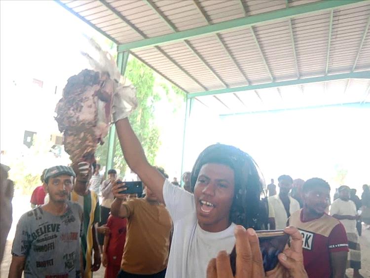 مواطنون في أبين: عدد من المنظمات وزعت لحوماً فاسدة خلال أيام عيد الأضحى