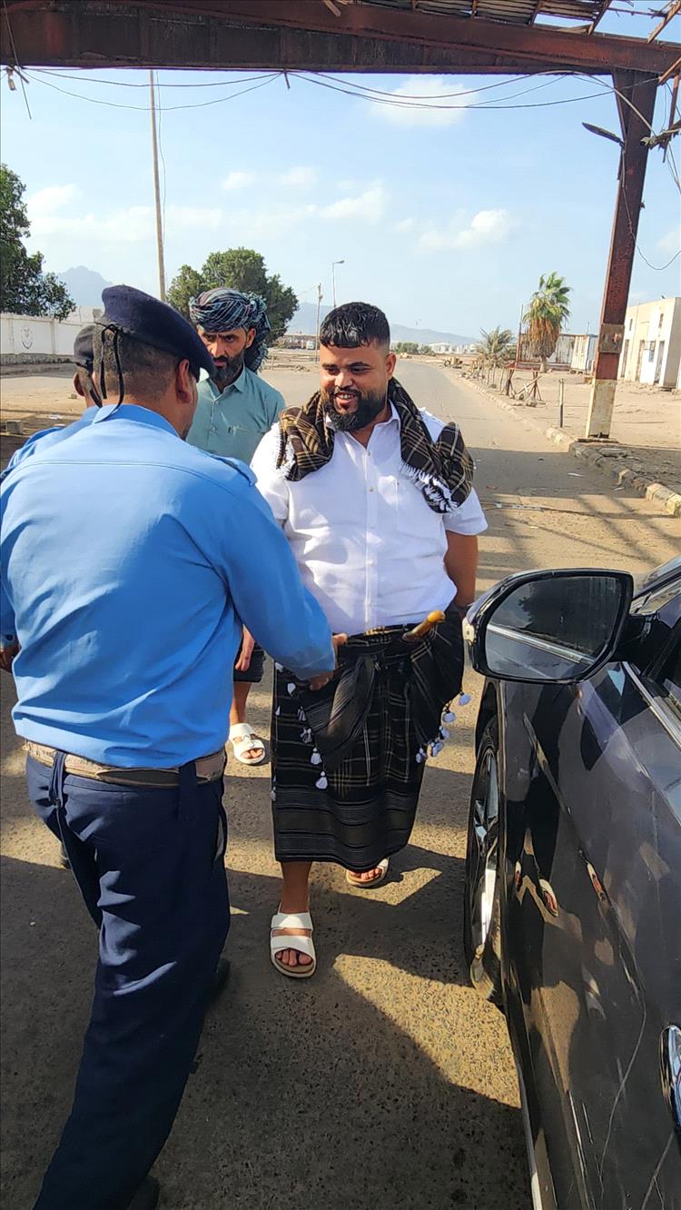النقيب رامي محمد إسماعيل يتفقد المرابطين في مواقع المنطقة الحرة بعدن ويهنئهم بعيد الأضحى
