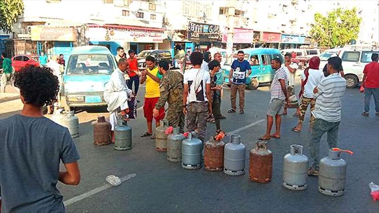 عدن: اتهامات بتهريب حصة الغاز إلى جيبوتي والصومال ومناطق الحوثيين رغم دخول الشحنات بانتظام