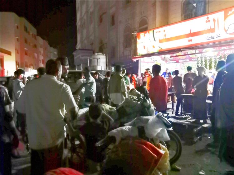 طفل يقود سيارة ويتسبب بحادث غريب في كافتيريا بالتقنية دون إصابات
