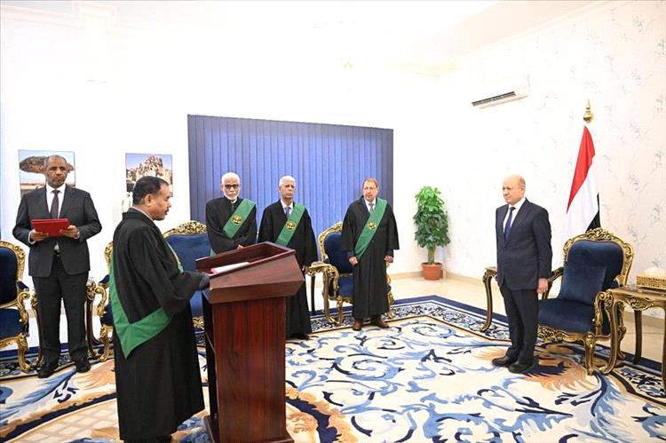 القضاة المعينون بالمحكمة العليا يؤدون اليمين القانونية امام رئيس مجلس القيادة الرئاسي