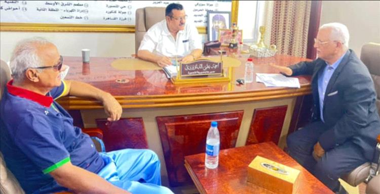 وكيلا عدن "المفلحي" و'سالم" يتفقدان مستوى الإنضباط الوظيفي في ديوان السلطة المحلية بمديرية المنصورة