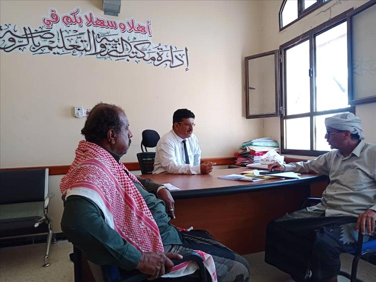 مدير عام الروضة يتفقد الانضباط الوظيفي في أول أيام الدوام الرسمي