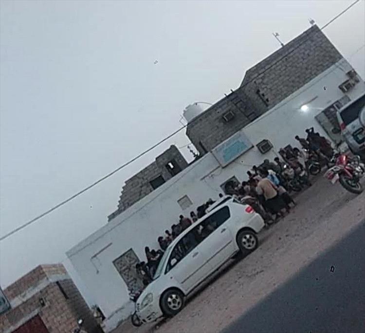 مختل عقلياً يقتل شخصاً ويصيب آخر بوابل من الرصاص في رضوم بشبوة