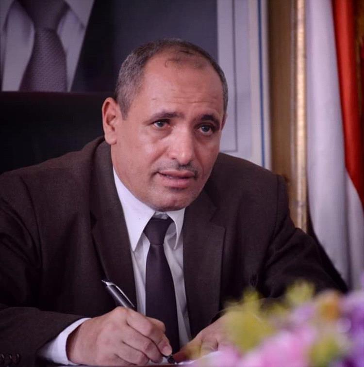 رئيس مجلس القيادة الرئاسي يطمئن على صحة وكيل أول محافظة تعز