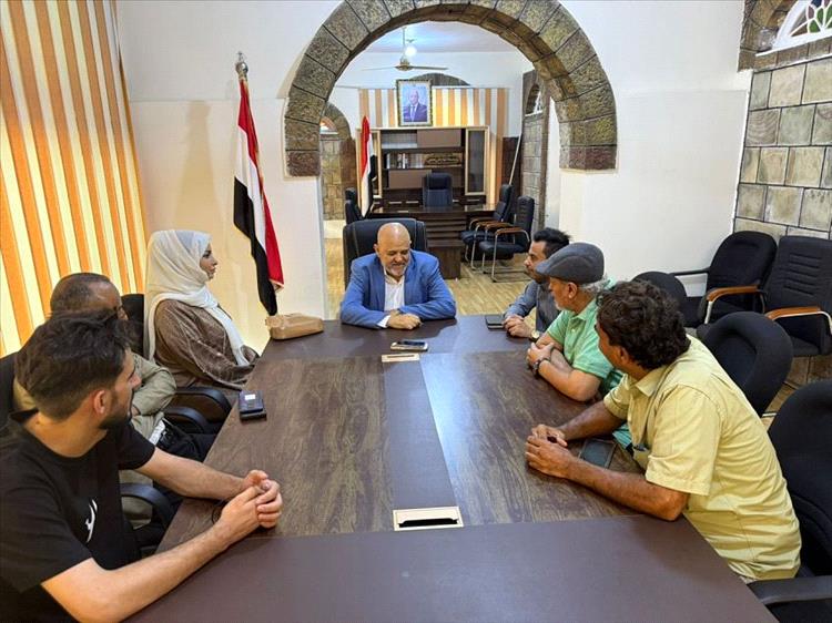 محافظ تعز يناقش سبل تطوير الحركة الثقافية والفنية