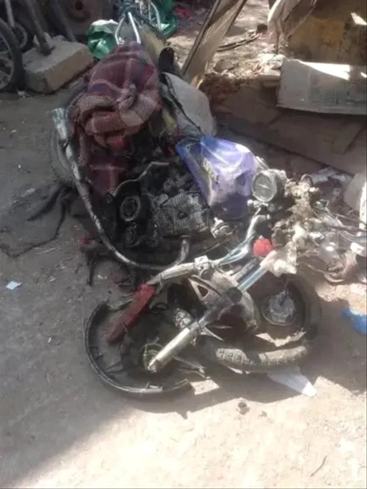 حادث مروع يودي بحياة شاب وإصابة شقيقة جراء اصطدام دراجة نارية بسيارة في إب