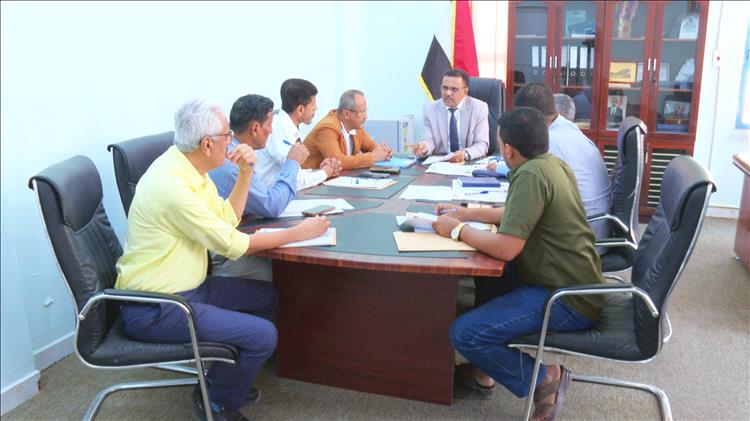 أمين عام محلي حضرموت يترأس اجتماعاً للجنة المناقصات بالمحافظة ويقر ترسية مشروع تسوير وتخديم الساحة العامة للمعهد الفني بالشحر