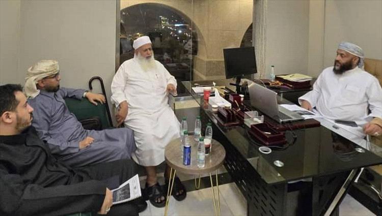 وزير الأوقاف والإرشاد يتفقد عمل مكتب شؤون حجاج اليمن في المدينة المنورة