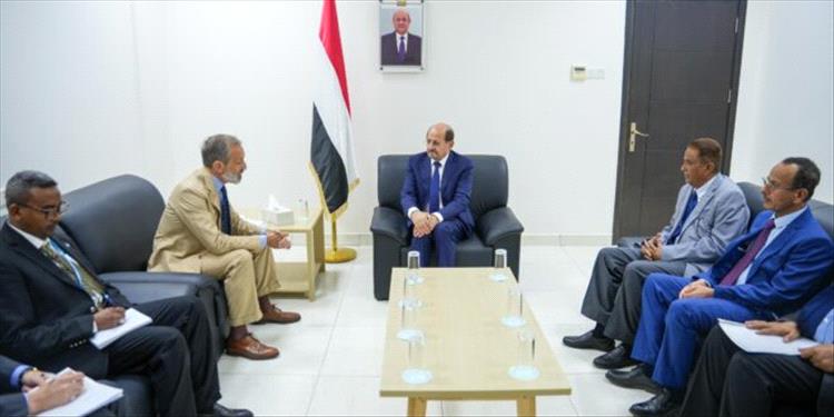 وزير الخارجية يجتمع مع المنسق المقيم للأمم المتحدة في اليمن
