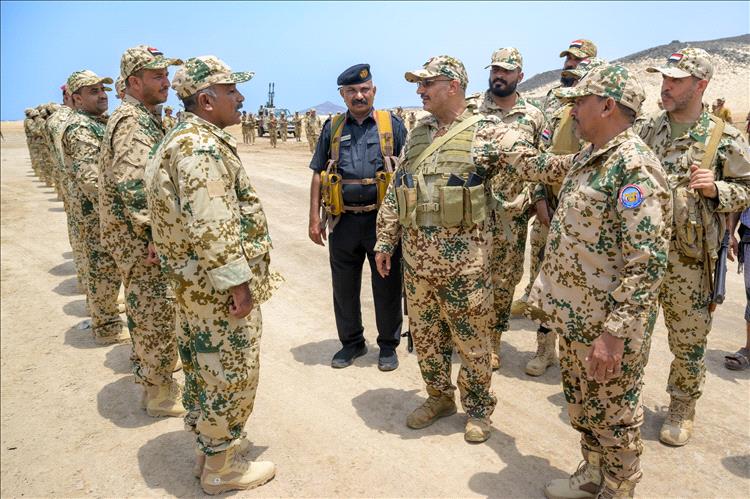 طارق صالح يتفقد القوات البحرية في الجزُر المحررة بالبحر الأحمر