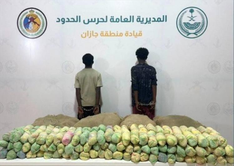 السلطات السعودية تحبط تهريب 1.3 طن من القات وتوقف 28 مخالفاً من اليمن وإثيوبيا