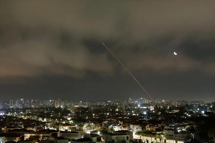 إيران وإسرائيل تتبادلان القصف وطهران تستبعد إجراء محادثات نووية