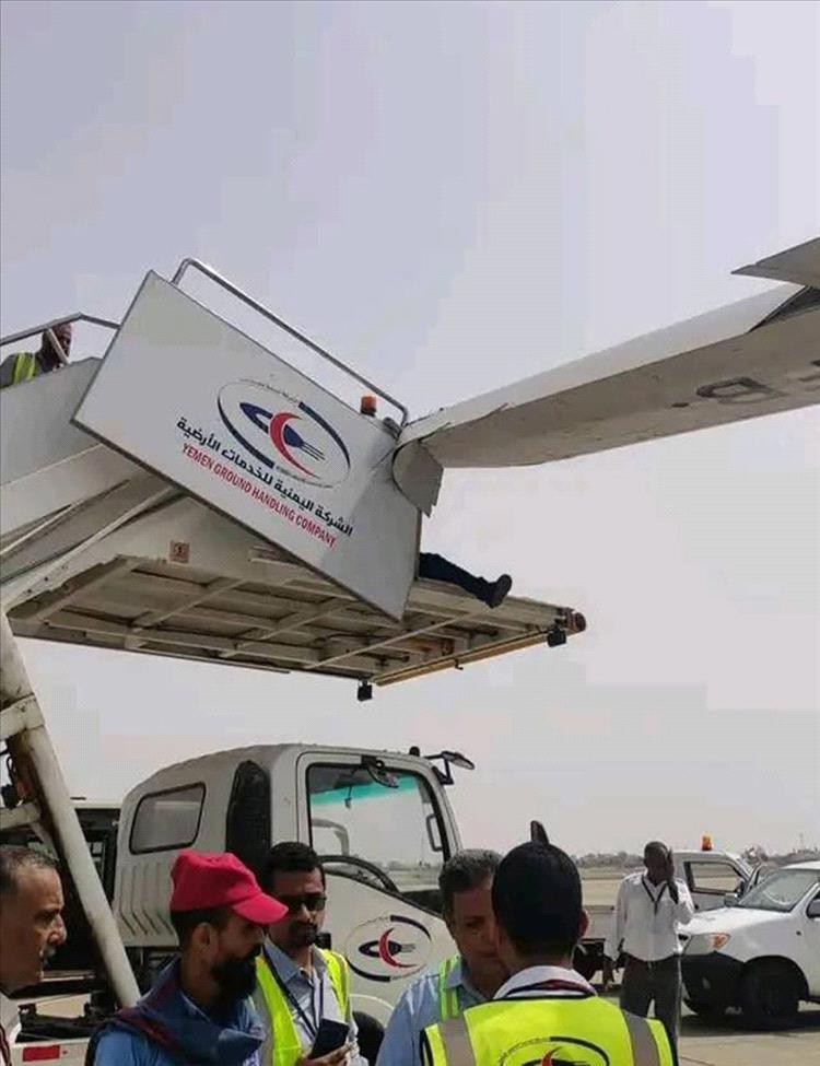 حادث عرضي لطائرة اليمنية في مطار عدن يسبب أضرارًا في جناحها