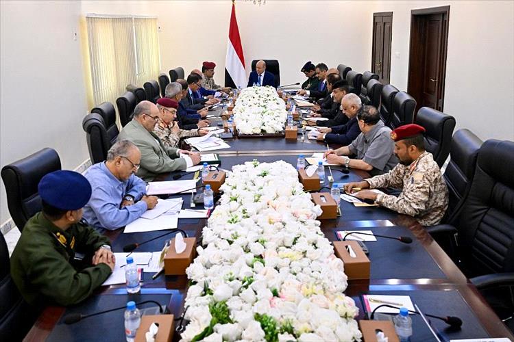 رئيس مجلس القيادة يعقد اجتماعا باللجنة الأمنية العليا ورؤساء السلطات المحلية في مسرح عمليات المنطقة العسكرية الرابعة