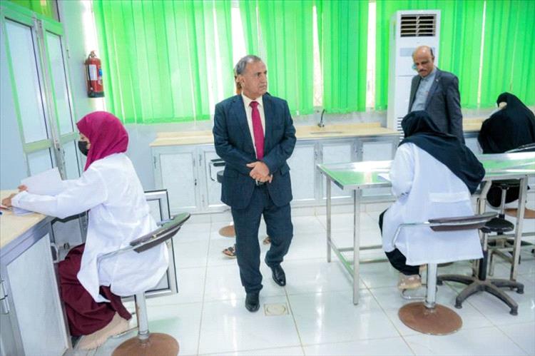 رئيس جامعة عدن يتفقد سير امتحانات الفصل الثاني في كلية الطب