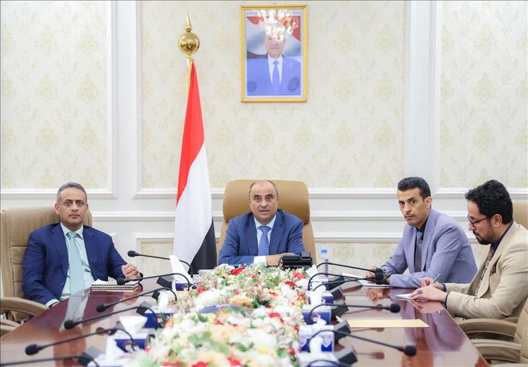 رئيس الوزراء يستعرض مع وزير الدولة البريطاني علاقات التعاون المشتركة
