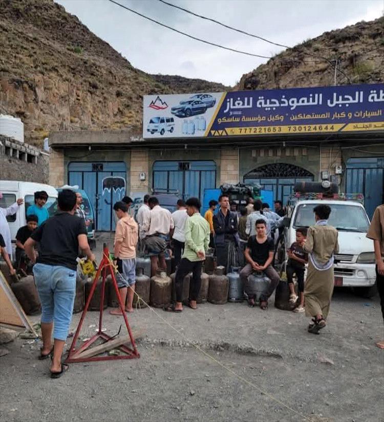 مواقد الحطب يعود إلى الواجهة من جديد في مدينة تعز بدلاً من الغاز .. والجوع يُحاصر منازلها